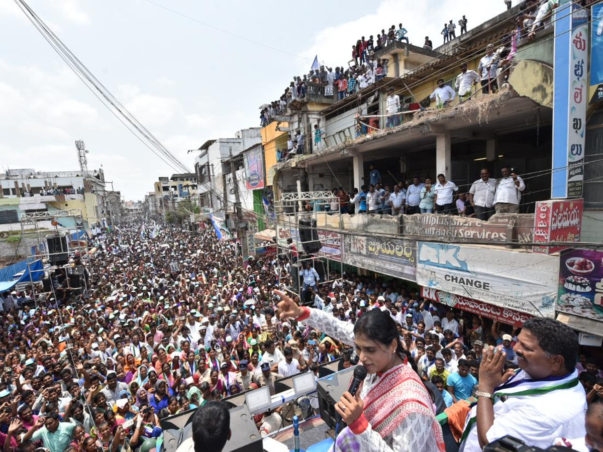 YS Sharmila Reddy public meeting at thanuku Photo Gallery - Sakshi4