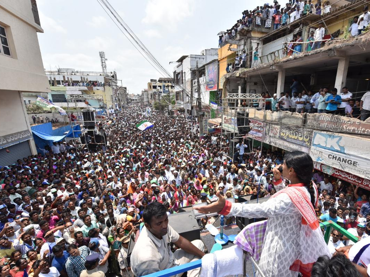 YS Sharmila Reddy public meeting at thanuku Photo Gallery - Sakshi5