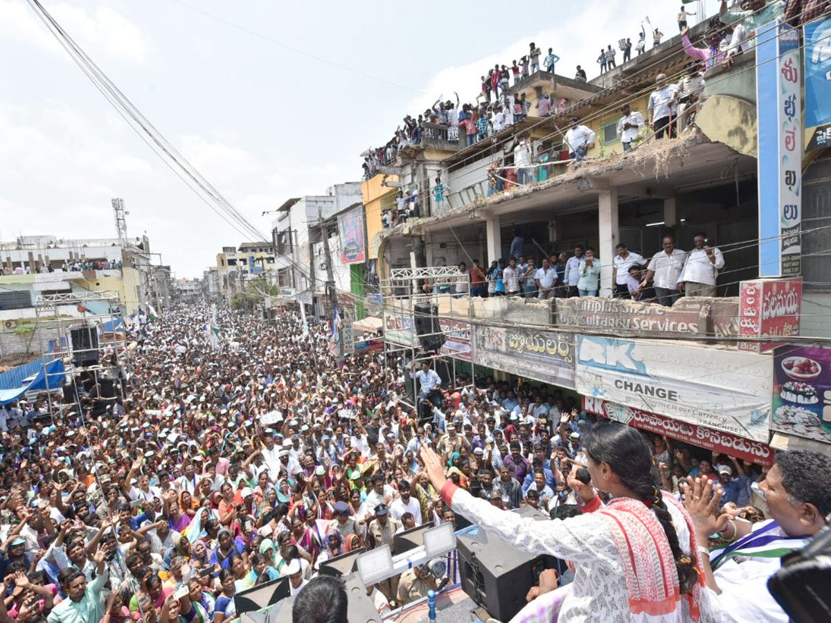 YS Sharmila Reddy public meeting at thanuku Photo Gallery - Sakshi1