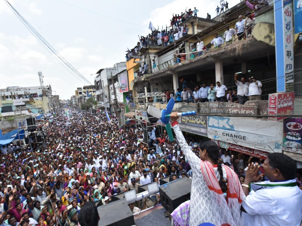 YS Sharmila Reddy public meeting at thanuku Photo Gallery - Sakshi6