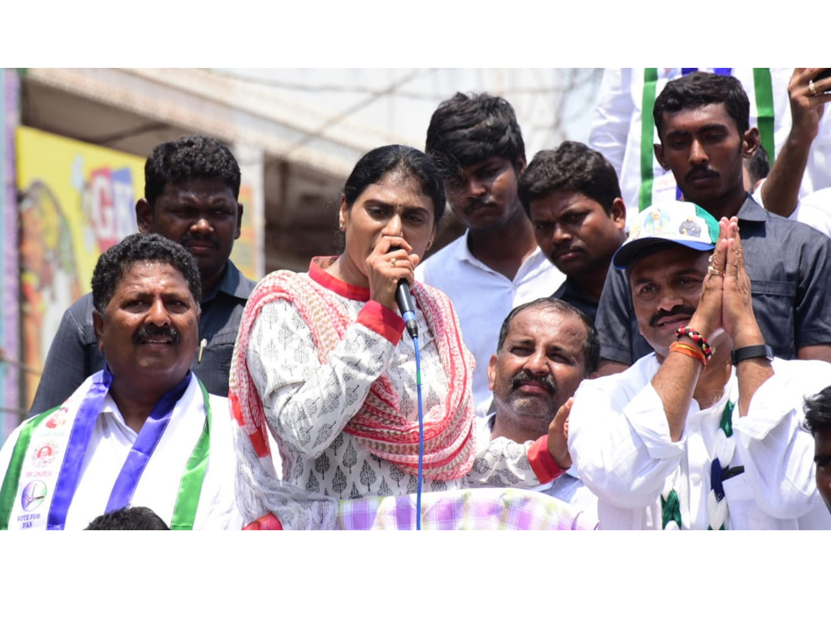 YS Sharmila Reddy public meeting at thanuku Photo Gallery - Sakshi7