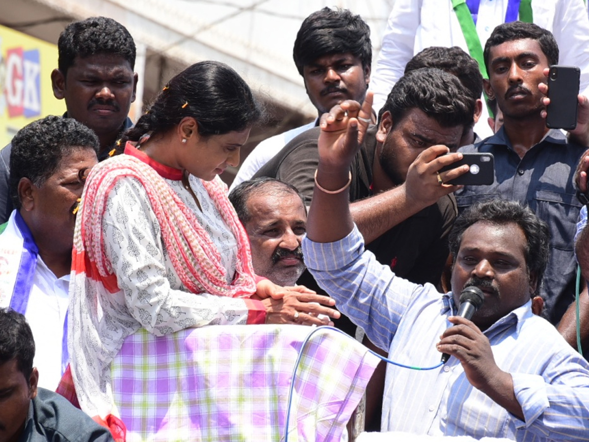 YS Sharmila Reddy public meeting at thanuku Photo Gallery - Sakshi8