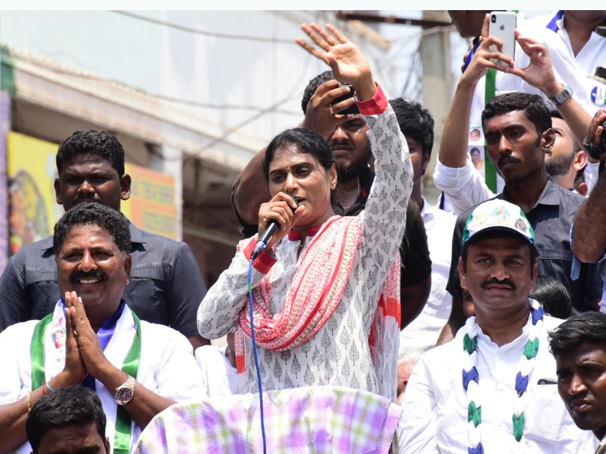 YS Sharmila Reddy public meeting at thanuku Photo Gallery - Sakshi9