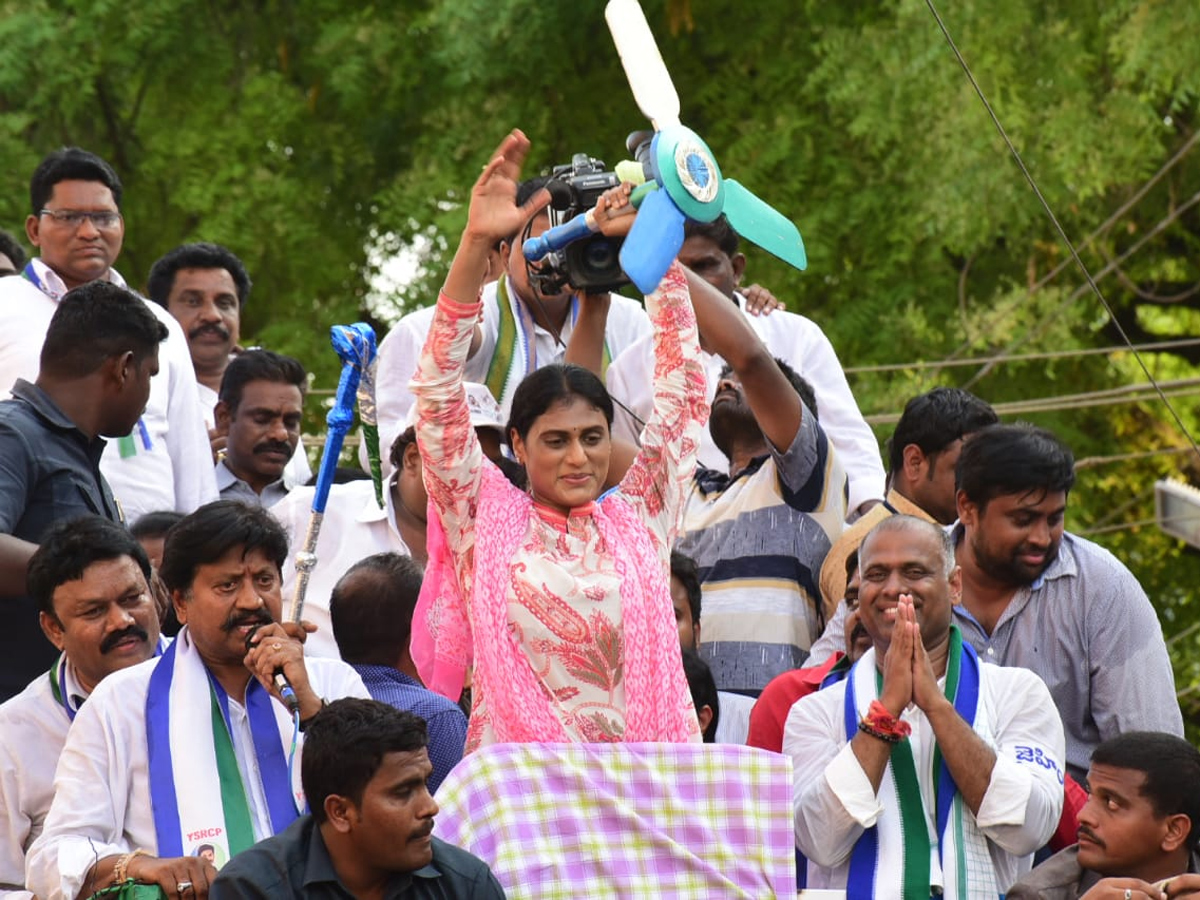YS Sharmila public meeting at jaggayyapeta Photo Gallery - Sakshi6