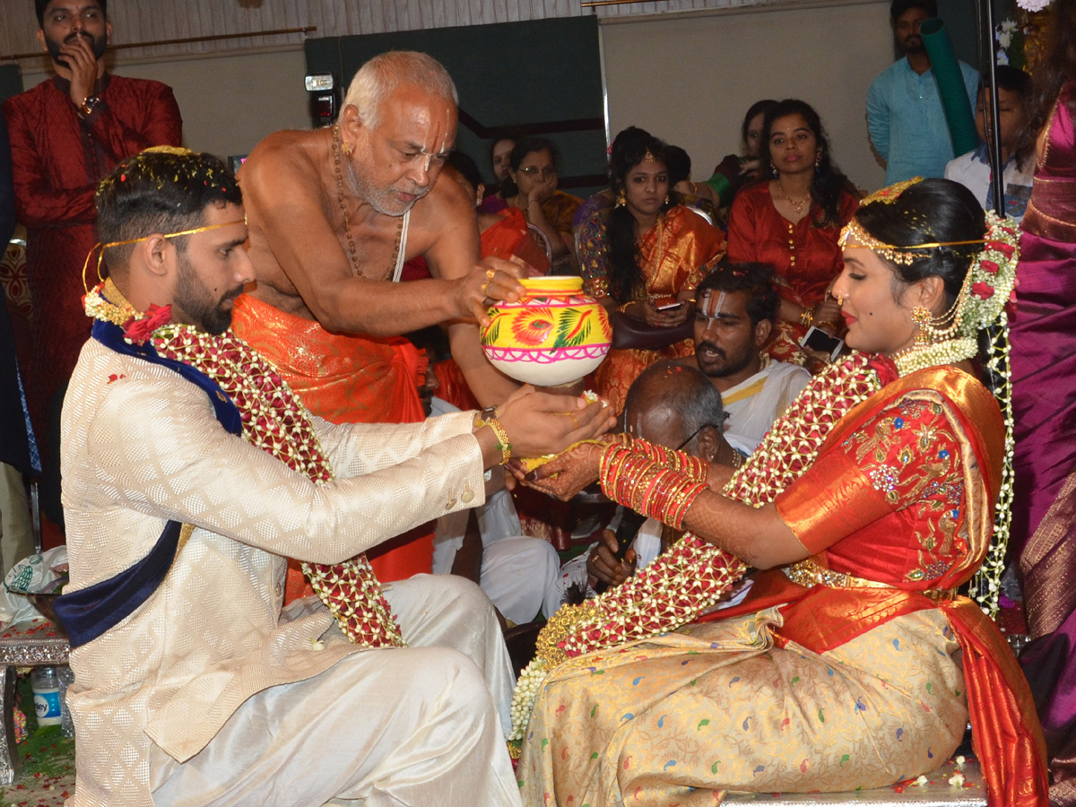 Hanuma Vihari and Fashion Designer Preeti get married in Hanamkonda Photo Gallery - Sakshi1