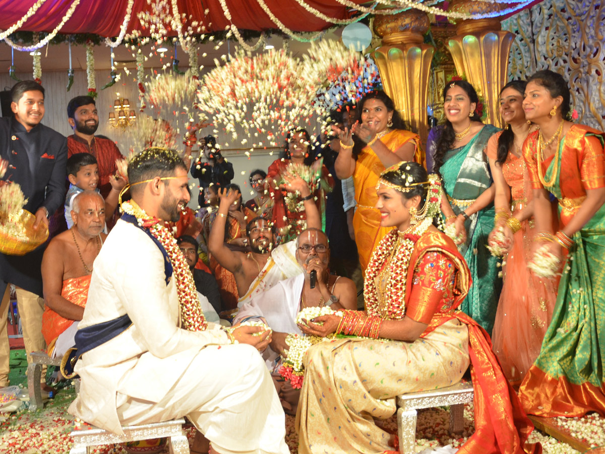 Hanuma Vihari and Fashion Designer Preeti get married in Hanamkonda Photo Gallery - Sakshi10