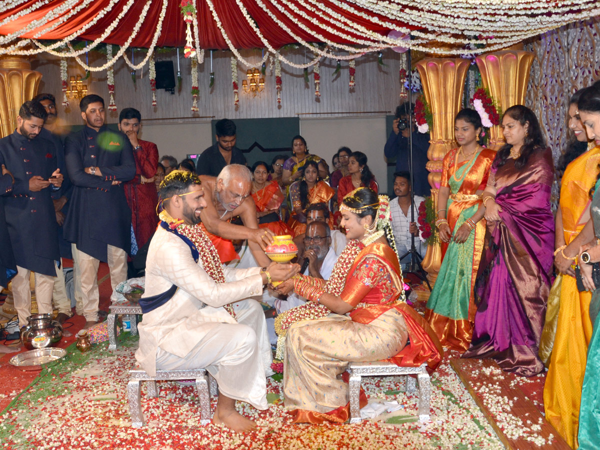 Hanuma Vihari and Fashion Designer Preeti get married in Hanamkonda Photo Gallery - Sakshi11
