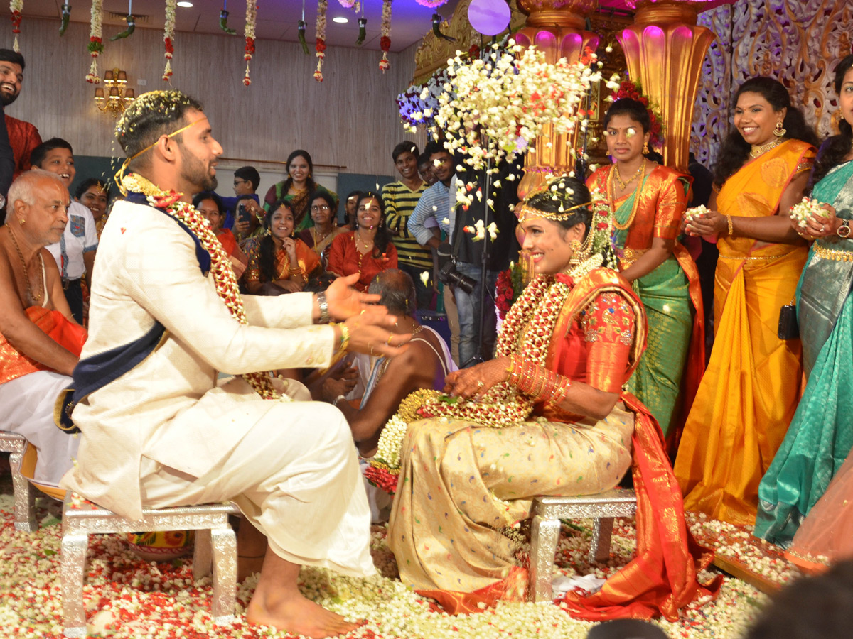Hanuma Vihari and Fashion Designer Preeti get married in Hanamkonda Photo Gallery - Sakshi4