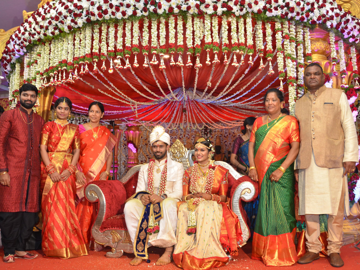Hanuma Vihari and Fashion Designer Preeti get married in Hanamkonda Photo Gallery - Sakshi7