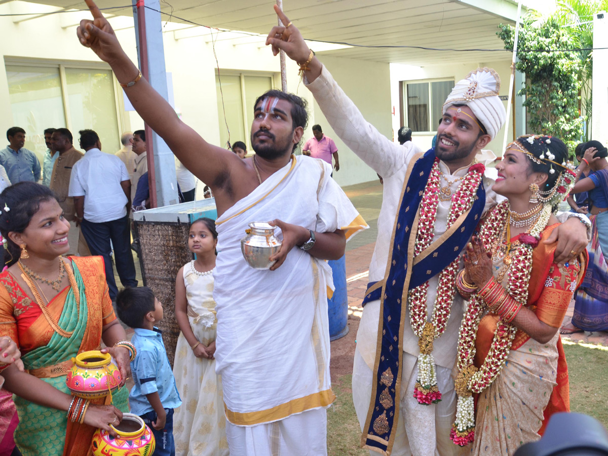 Hanuma Vihari and Fashion Designer Preeti get married in Hanamkonda Photo Gallery - Sakshi8
