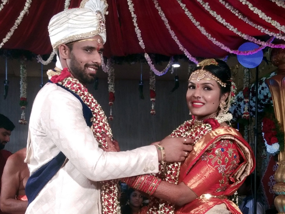 Hanuma Vihari and Fashion Designer Preeti get married in Hanamkonda Photo Gallery - Sakshi9