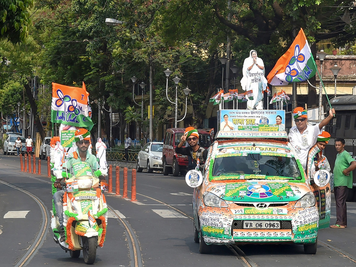 BJP supporters celebrate after trends indicate clean sweep for NDA - Sakshi2