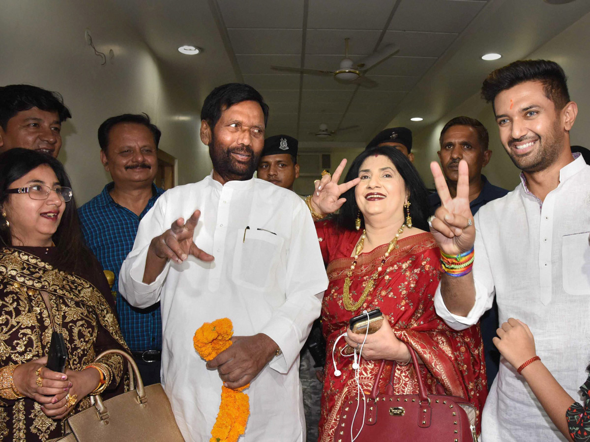 BJP supporters celebrate after trends indicate clean sweep for NDA - Sakshi16