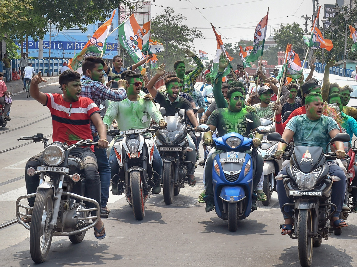BJP supporters celebrate after trends indicate clean sweep for NDA - Sakshi3