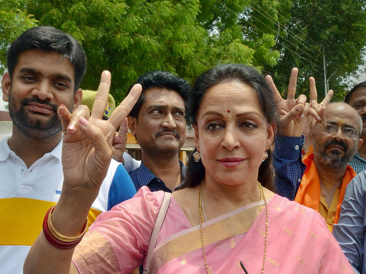 BJP supporters celebrate after trends indicate clean sweep for NDA - Sakshi21