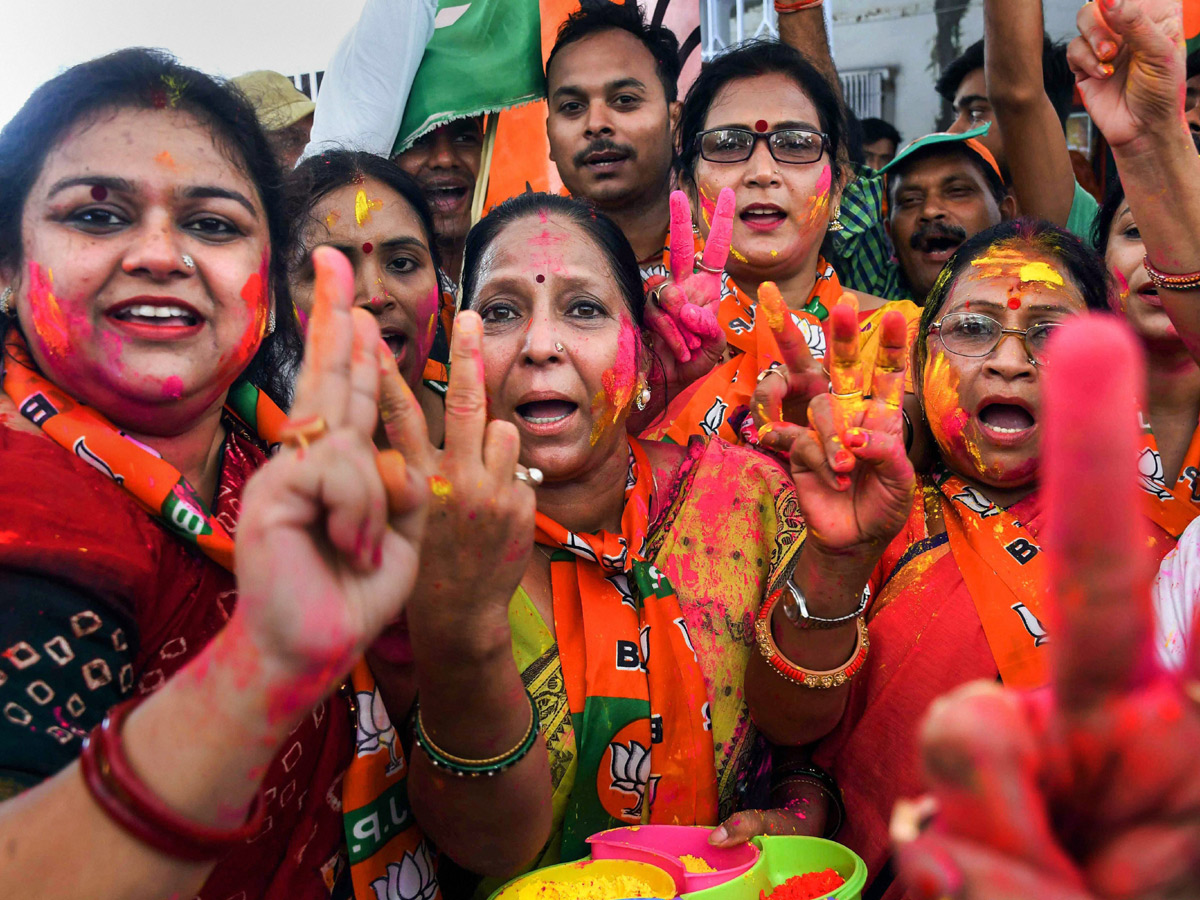 BJP supporters celebrate after trends indicate clean sweep for NDA - Sakshi22