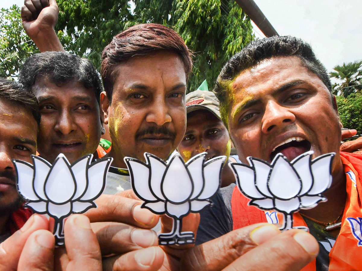 BJP supporters celebrate after trends indicate clean sweep for NDA - Sakshi23