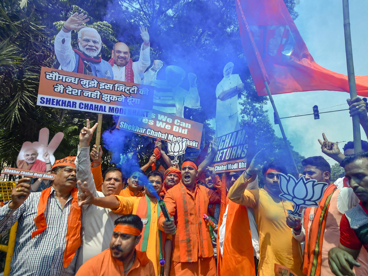 BJP supporters celebrate after trends indicate clean sweep for NDA - Sakshi25