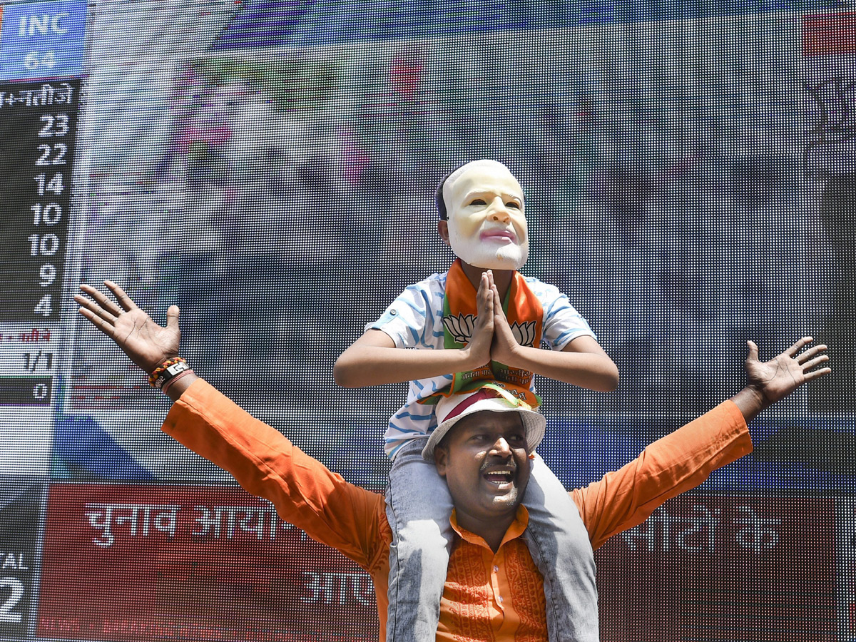BJP supporters celebrate after trends indicate clean sweep for NDA - Sakshi29