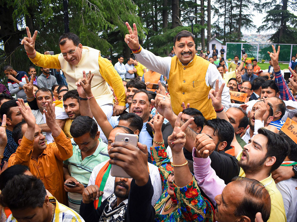 BJP supporters celebrate after trends indicate clean sweep for NDA - Sakshi7