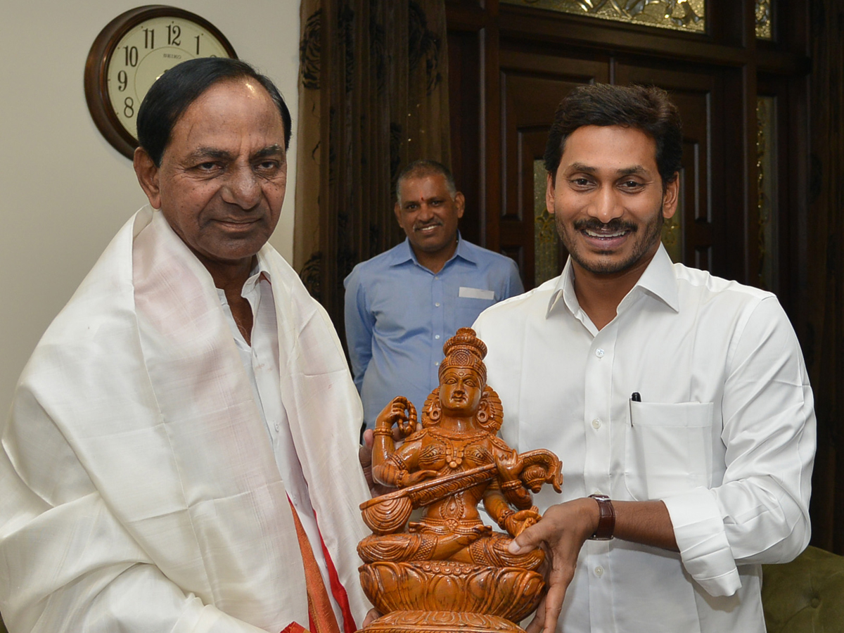 KCR invites YS jagan as chief guest for Kaleshwaram project inauguration Photo Gallery - Sakshi10