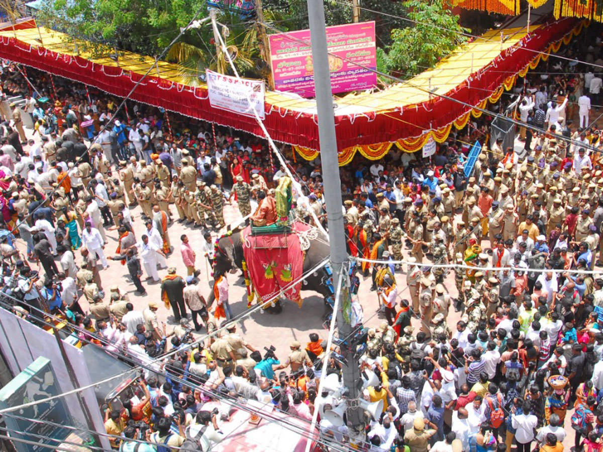 Sri Ujjaini Mahankali Bonalu in Secunderabad Photo Gallery - Sakshi10