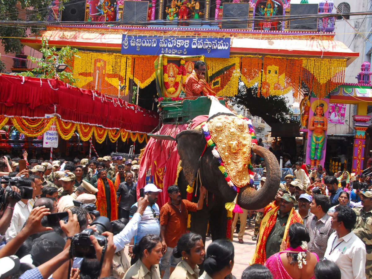 Sri Ujjaini Mahankali Bonalu in Secunderabad Photo Gallery - Sakshi14