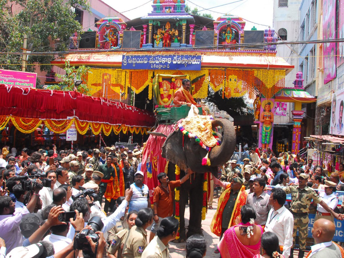 Sri Ujjaini Mahankali Bonalu in Secunderabad Photo Gallery - Sakshi15