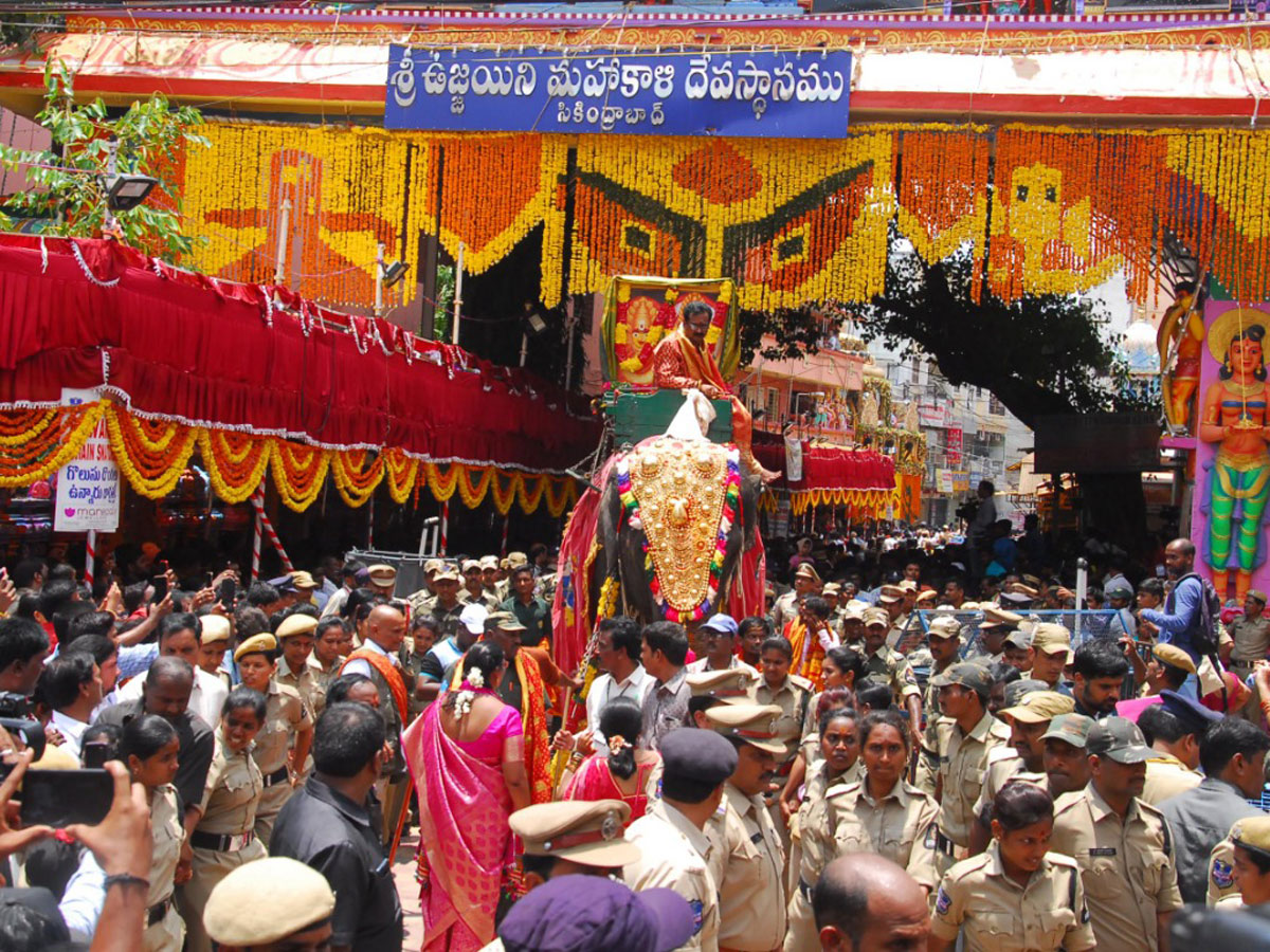 Sri Ujjaini Mahankali Bonalu in Secunderabad Photo Gallery - Sakshi16