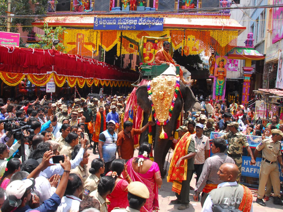 Sri Ujjaini Mahankali Bonalu in Secunderabad Photo Gallery - Sakshi2
