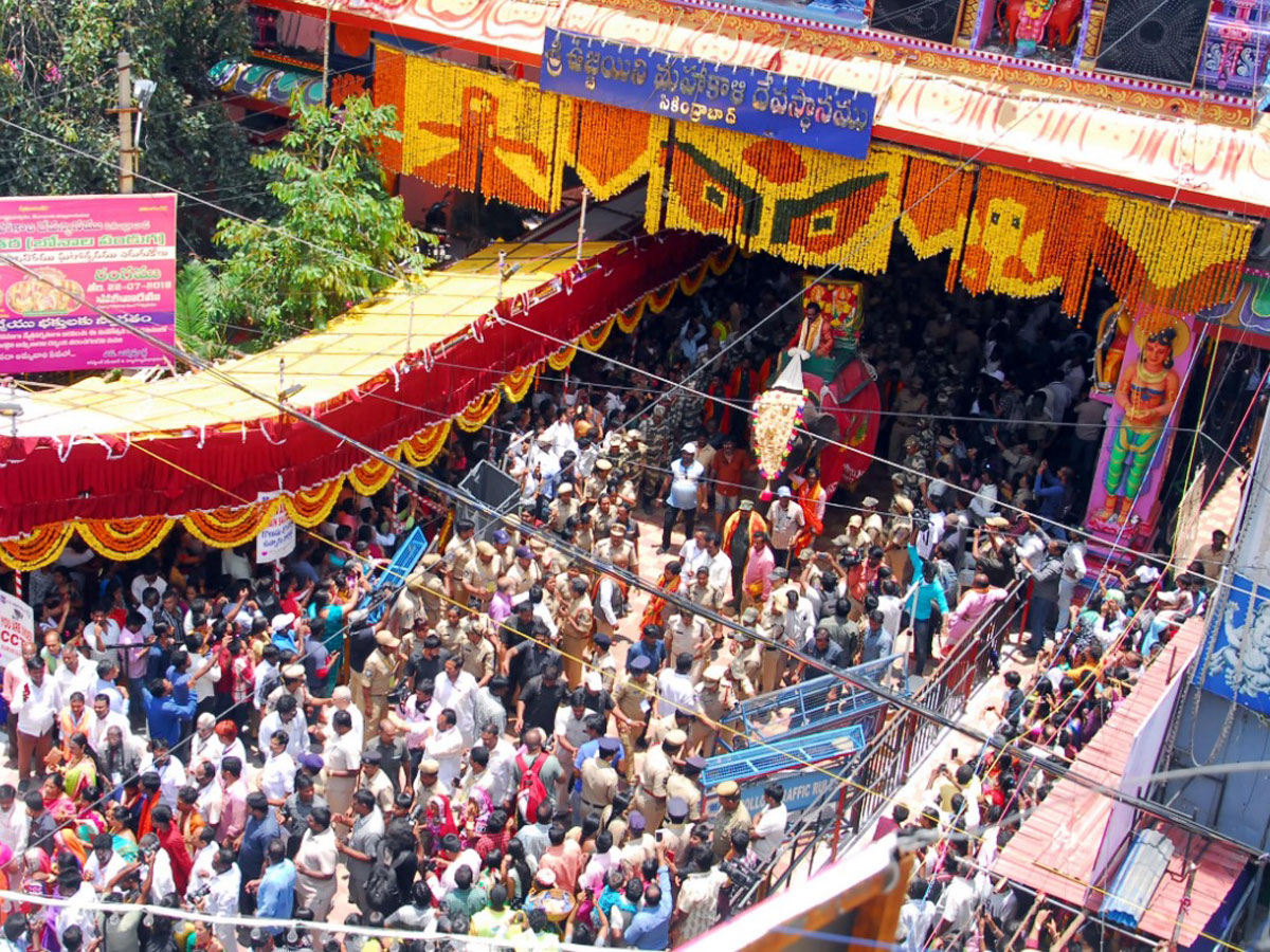 Sri Ujjaini Mahankali Bonalu in Secunderabad Photo Gallery - Sakshi8