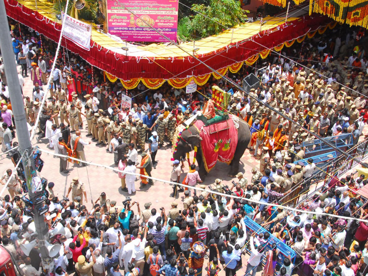 Sri Ujjaini Mahankali Bonalu in Secunderabad Photo Gallery - Sakshi9