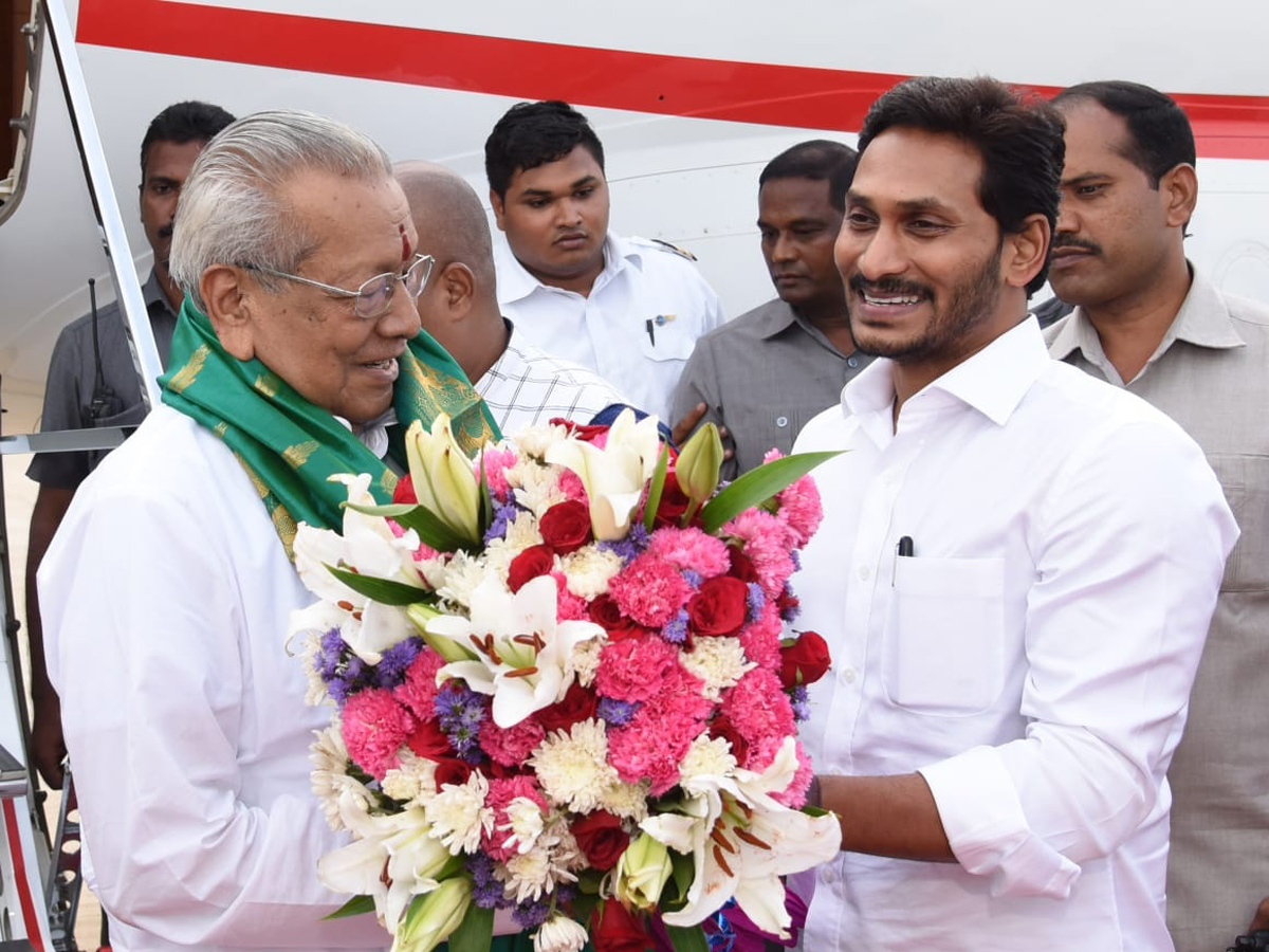 Grand Welcome Ap New Governor Biswabhusan Harichandan In Amaravati - Sakshi1