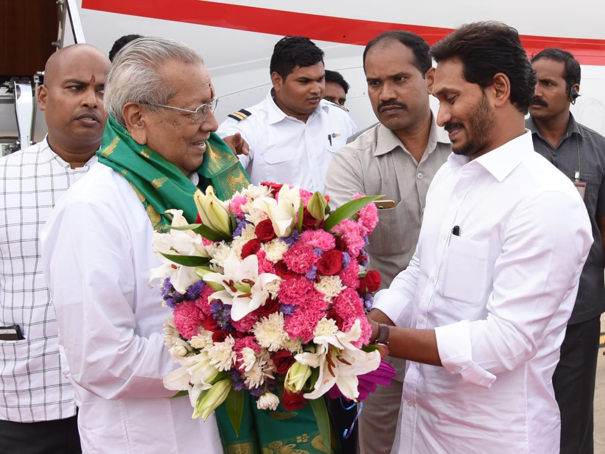 Grand Welcome Ap New Governor Biswabhusan Harichandan In Amaravati - Sakshi2