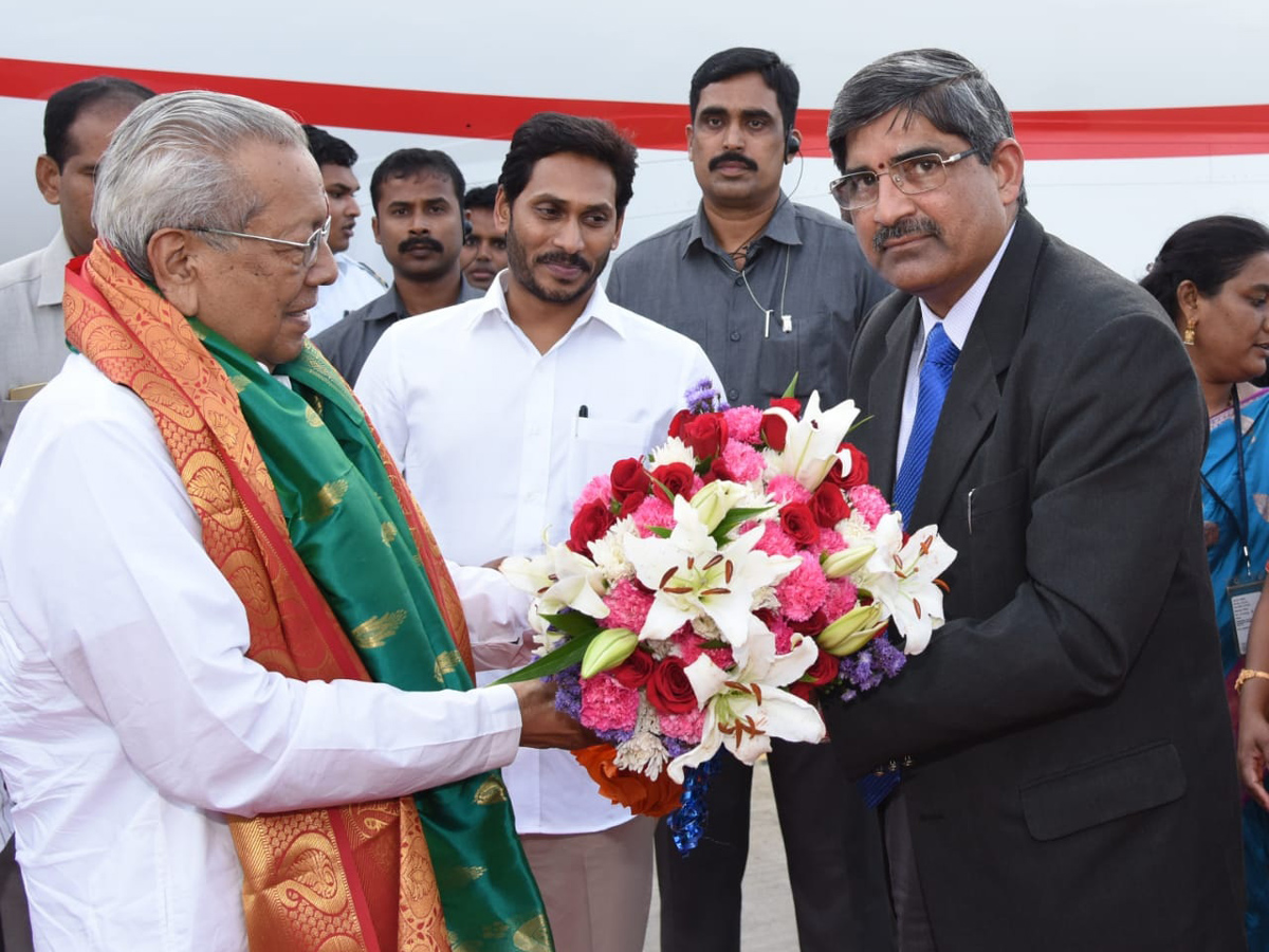 Grand Welcome Ap New Governor Biswabhusan Harichandan In Amaravati - Sakshi3