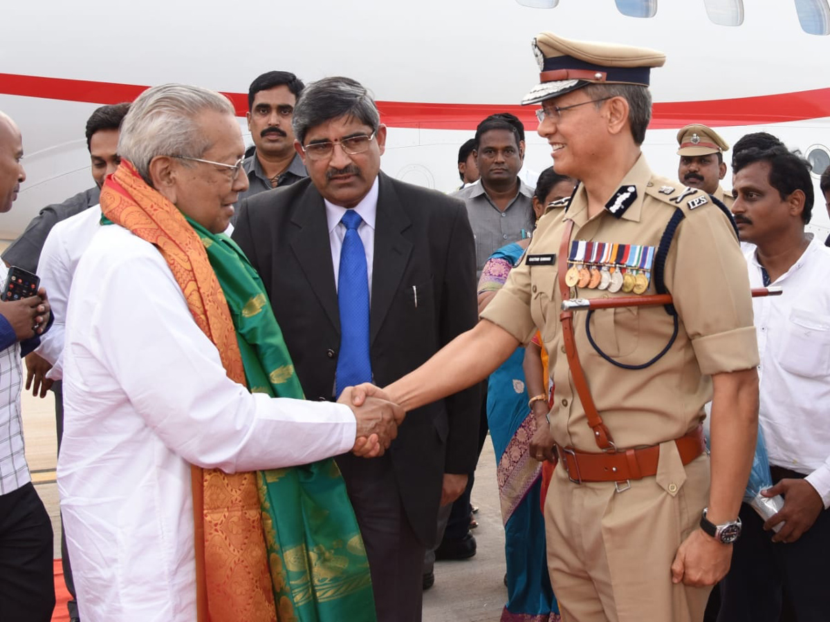 Grand Welcome Ap New Governor Biswabhusan Harichandan In Amaravati - Sakshi4