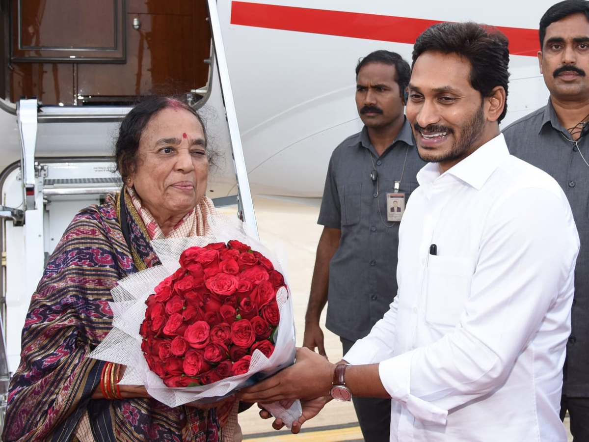 Grand Welcome Ap New Governor Biswabhusan Harichandan In Amaravati - Sakshi5
