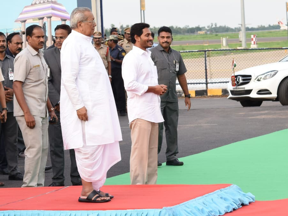 Grand Welcome Ap New Governor Biswabhusan Harichandan In Amaravati - Sakshi6