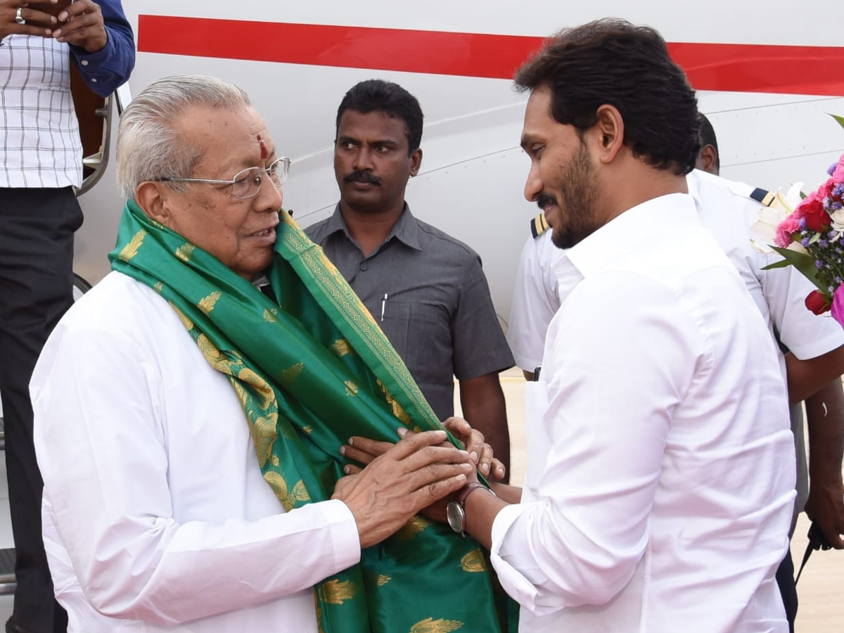 Grand Welcome Ap New Governor Biswabhusan Harichandan In Amaravati - Sakshi7