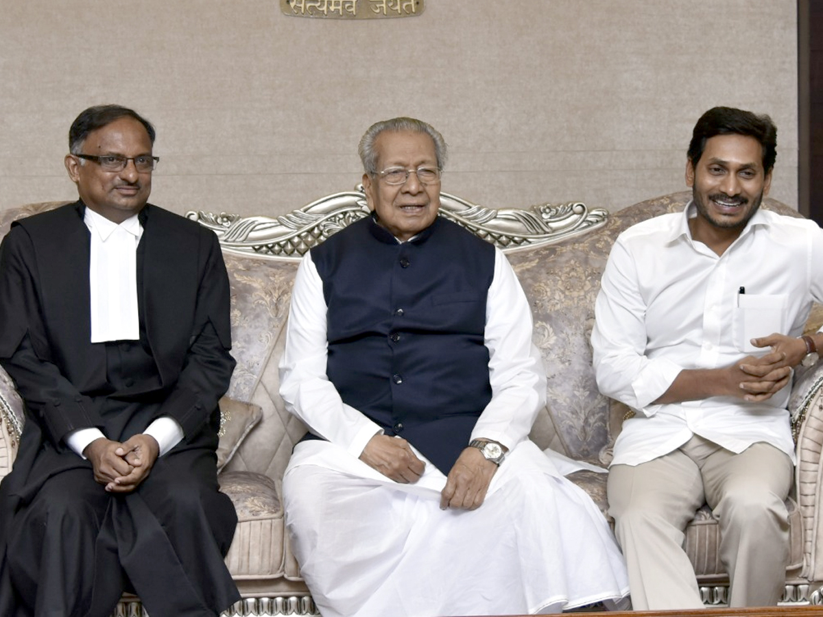 AP New Governor Bishwa Bhushan Swearing In Ceremony Photo Gallery - Sakshi2