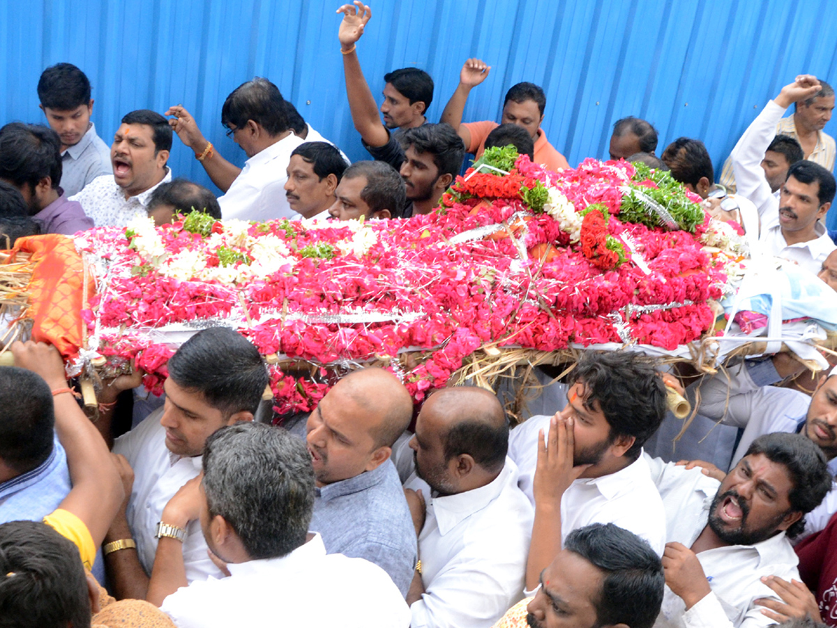 mukesh goud funeral Photo Gallery - Sakshi11