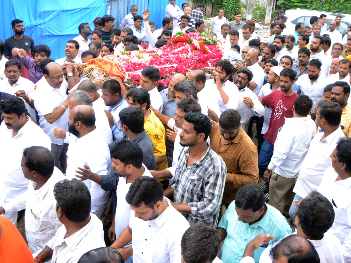 mukesh goud funeral Photo Gallery - Sakshi12