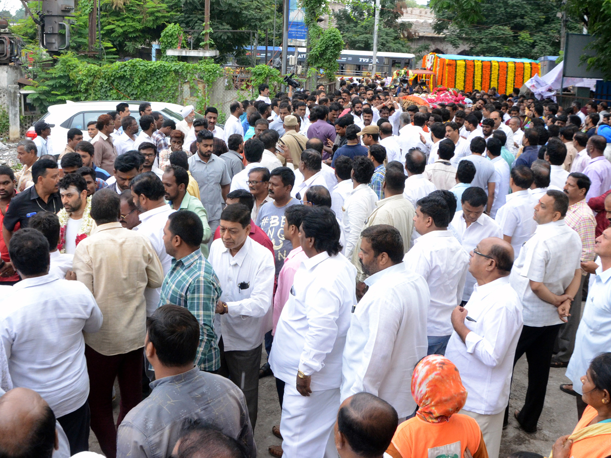 mukesh goud funeral Photo Gallery - Sakshi13
