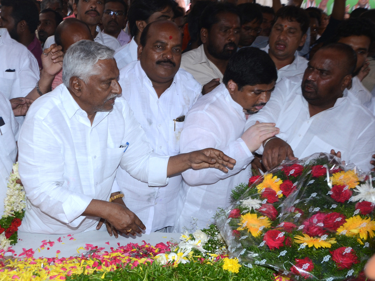 mukesh goud funeral Photo Gallery - Sakshi17