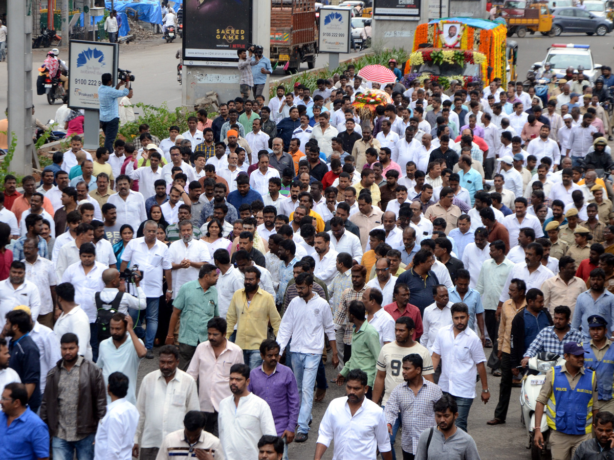 mukesh goud funeral Photo Gallery - Sakshi18