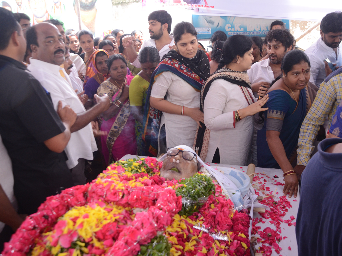 mukesh goud funeral Photo Gallery - Sakshi5