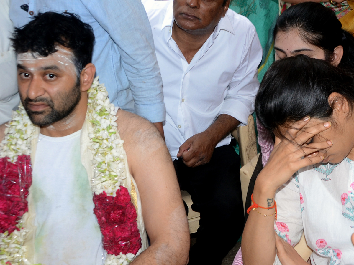 mukesh goud funeral Photo Gallery - Sakshi7