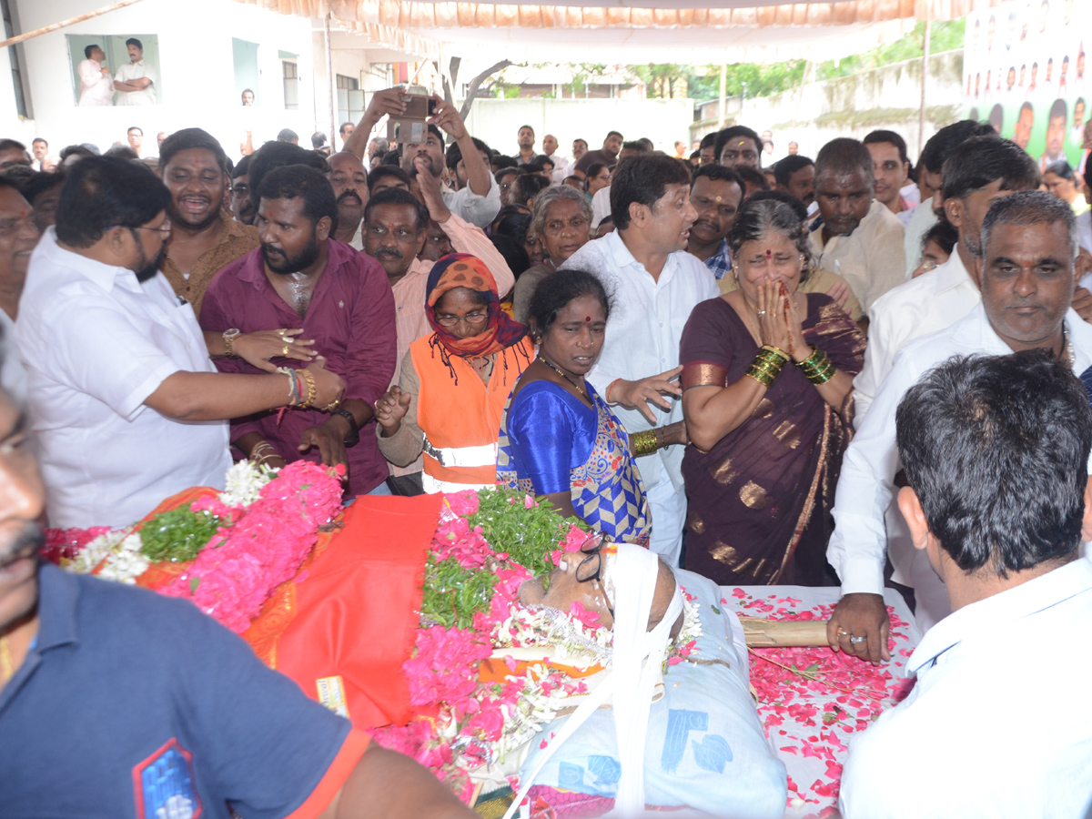 mukesh goud funeral Photo Gallery - Sakshi8