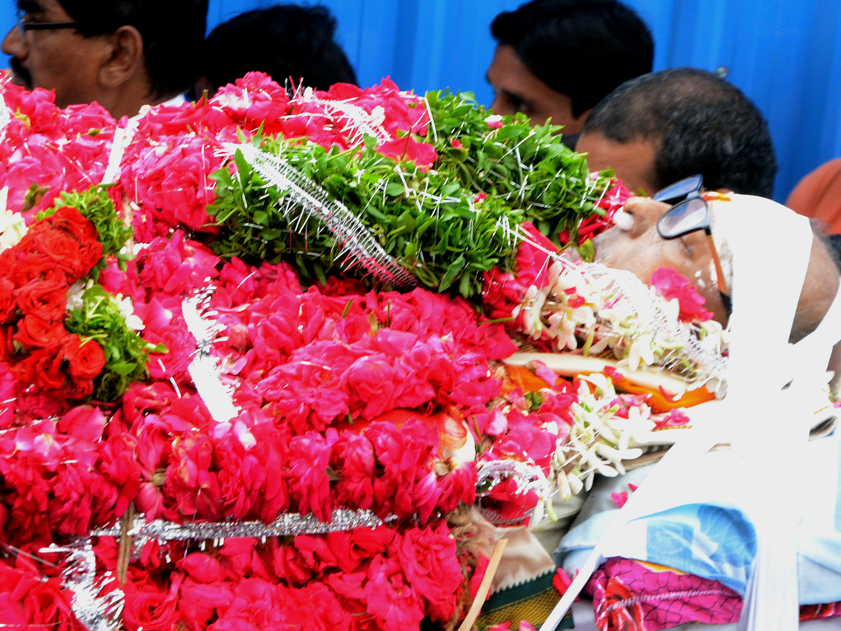 mukesh goud funeral Photo Gallery - Sakshi10