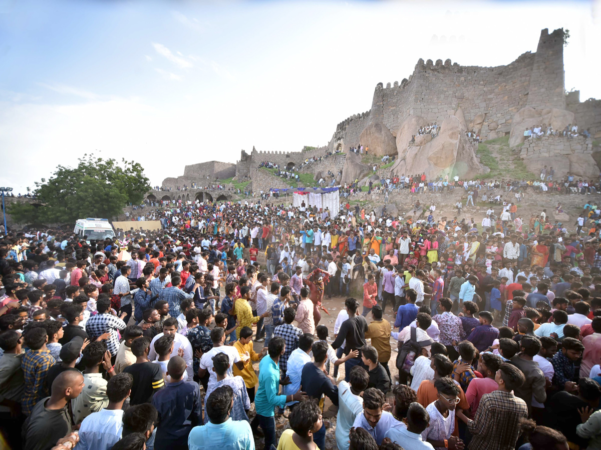 Bonalu festival kicks off at Golconda Fort Photo Gallery - Sakshi2